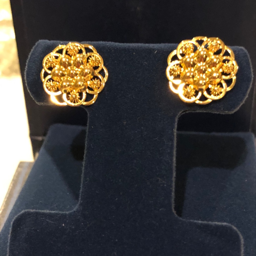 Authentic 18k Chinese gold stud earrings